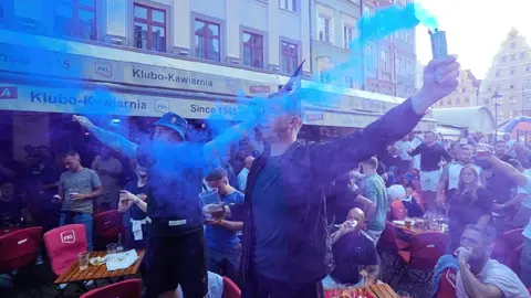 Aficionados de Betis y Chelsea se enfrentan en Wroclaw previo a la final de Conference League