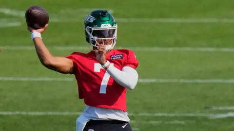 Justin Fields vuelve a practicas con Jets; apunta a estar listo para pretemporada