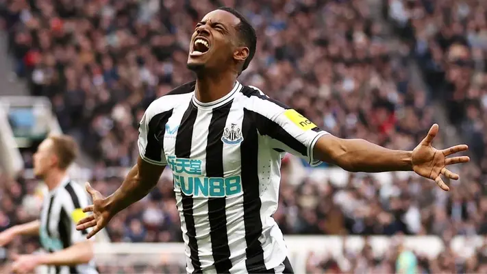 Newcastle rechaza primera oferta de Liverpool por Aleksander Isak