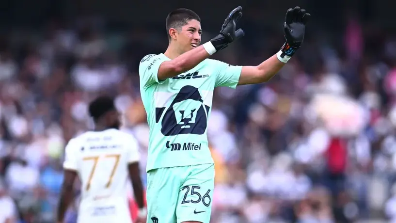¡Emotivo! Rodrigo Parra recibe apoyo moral en Pumas previo a cantar Goya con la afición