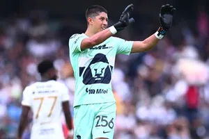 ¡Emotivo! Rodrigo Parra recibe apoyo moral en Pumas previo a cantar Goya con la afición