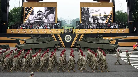Donald Trump celebra su cumpleaños con desfile militar entre protestas masivas en EE.UU