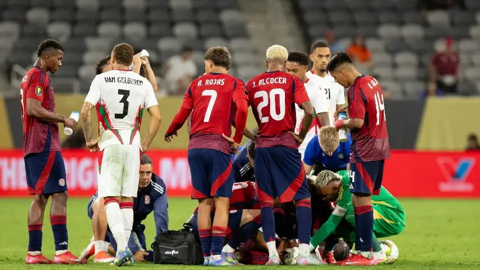 ¡'Piojo' enciende las alarmas! Jugador costarricense salió lesionado de gravedad ante Surinam