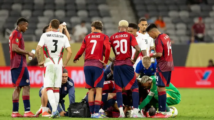 ¡'Piojo' enciende las alarmas! Jugador costarricense salió lesionado de gravedad ante Surinam