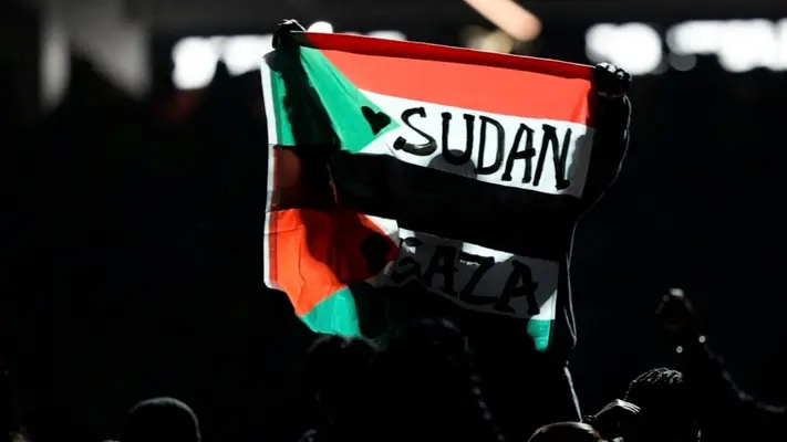Artista del medio tiempo del Super Bowl fue arrestado por manifestarse con bandera de Palestina
