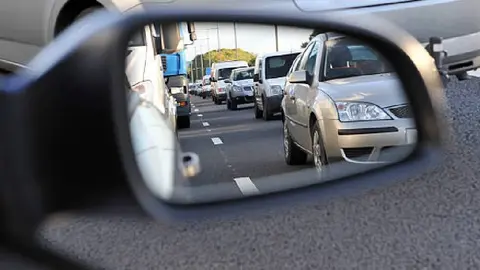 ¿Podrías recibir una multa por tapar los espejos del auto con bolsas de plástico?