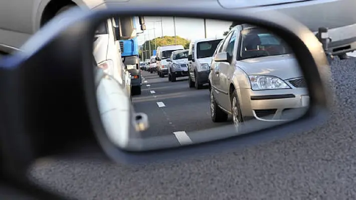 ¿Podrías recibir una multa por tapar los espejos del auto con bolsas de plástico?