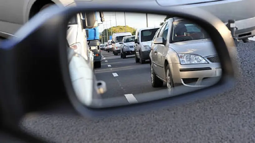 ¿Podrías recibir una multa por tapar los espejos del auto con bolsas de plástico?