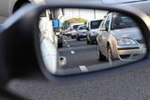 ¿Podrías recibir una multa por tapar los espejos del auto con bolsas de plástico?