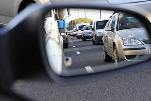 ¿Podrías recibir una multa por tapar los espejos del auto con bolsas de plástico?