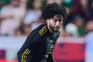 ¡Le jalan las greñas al 'Chino'! César Huerta vive chusco momento con aficionado