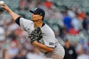Bravos adquieren al lanzador venezolano Carlos Carrasco de los Yankees por dinero en efectivo