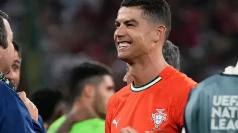 ¡Como en sus mejores tiempos! Cristiano Ronaldo presume físico junto a su hijo