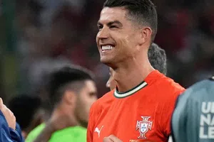 ¡Como en sus mejores tiempos! Cristiano Ronaldo presume físico junto a su hijo