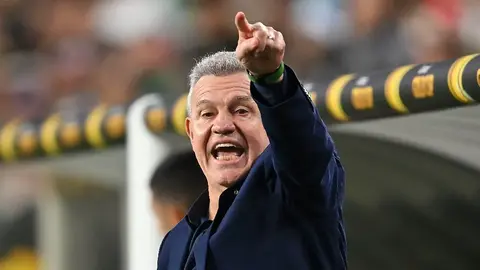 Santi Giménez resalta el ambiente con el Vasco Aguirre previo al México vs Estados Unidos: “Es como nuestro abuelito”