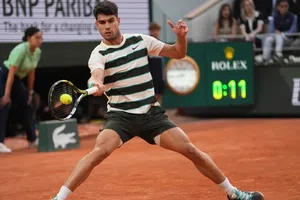Roland Garros 2025: Carlos Alcaraz aplasta a Tommy Paul y llega a Semifinales