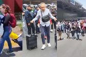 VIDEO: Viajeros caminan con maletas en mano al AICM ante bloqueo de la CNTE