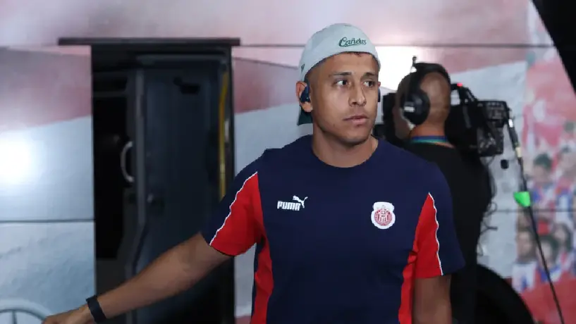 ¿Qué hiciste, Romo? El jugador de Chivas cobra de muy mala manera su penal en Leagues Cup
