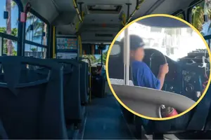 Niño maneja camión de transporte público en Durango y video se vuelve viral