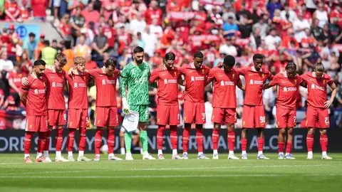 Diogo Jota y André Silva reciben homenaje en primer partido de pretemporada de Liverpool
