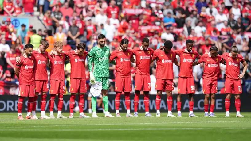 Diogo Jota y André Silva reciben homenaje en primer partido de pretemporada de Liverpool