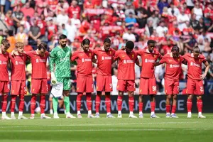 Diogo Jota y André Silva reciben homenaje en primer partido de pretemporada de Liverpool