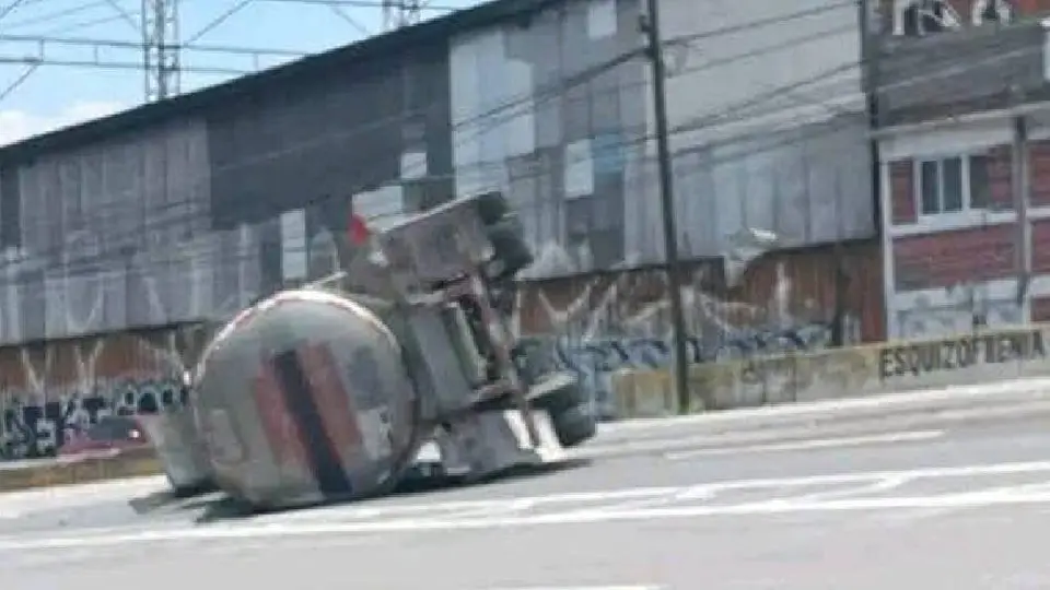 Vuelca pipa cargada de combustible en autopista México–Pachuca; cierra circulación rumbo a CDMX