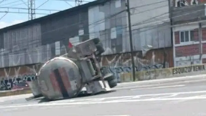 Vuelca pipa cargada de combustible en autopista México–Pachuca; cierra circulación rumbo a CDMX