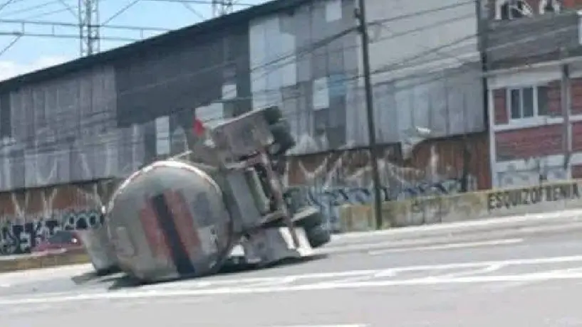 Vuelca pipa cargada de combustible en autopista México–Pachuca; cierra circulación rumbo a CDMX