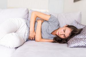 ¿Dolor menstrual? La ley ya te protege y así puedes ausentarte de tus deberes