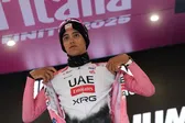 Isaac Del Toro amplía su ventaja en el Giro de Italia en medio del caos