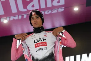 Isaac Del Toro amplía su ventaja en el Giro de Italia en medio del caos