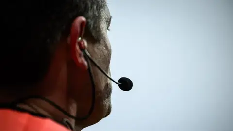Liga top de Europa introducirá cámara corporal de árbitros en la temporada 2025-26