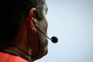 Liga top de Europa introducirá cámara corporal de árbitros en la temporada 2025-26