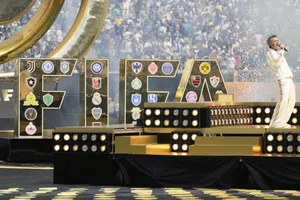 Laura Pausini y Robbie Williams brillan en el show previo a la Final del Mundial de Clubes 2025