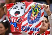 Aficionado de Chivas desata lágrimas de emoción tras recibir el nuevo jersey como regalo