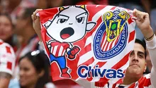 Aficionado de Chivas desata lágrimas de emoción tras recibir el nuevo jersey como regalo