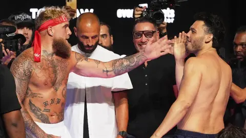 Chávez Jr y Jake Paul calientan su pelea con tenso careo tras el pesaje oficial