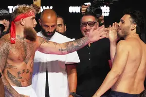 Chávez Jr y Jake Paul calientan su pelea con tenso careo tras el pesaje oficial