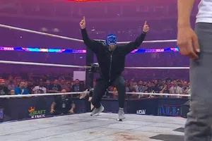 Bryan Danielson hizo su regreso en All In usando máscara de Blue Panther