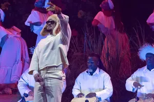 Bad Bunny pone a bailar a LeBron James en Puerto Rico