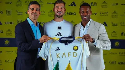 ¡Desde las alturas! Al-Nassr presenta a Iñigo Martínez… en un avión