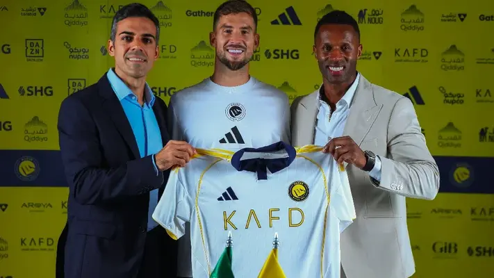 ¡Desde las alturas! Al-Nassr presenta a Iñigo Martínez… en un avión