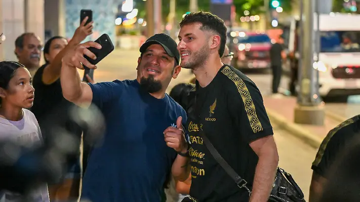 Selección Mexicana atiende a los fanáticos después de su llegada a Dallas previo al juego ante Surinam