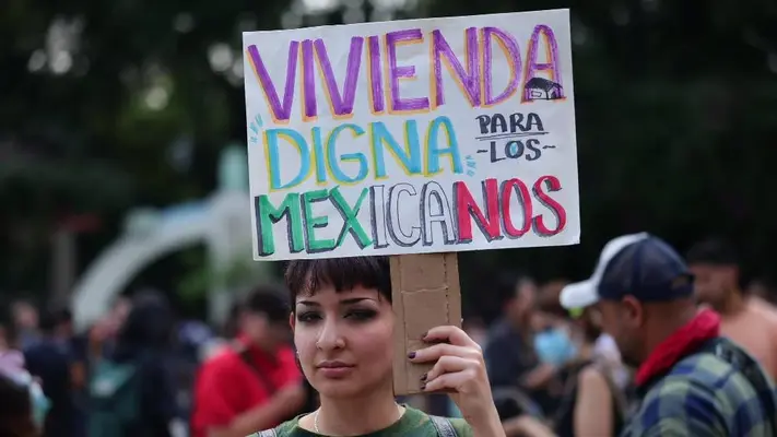 Manifestación contra la gentrificación en CDMX termina con violencia y agresiones a Luisito Comunica