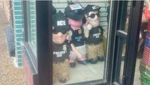 Tienda mexicana en Chicago se viraliza por piñatas de agentes de ICE tras redadas migratorias