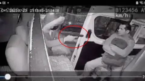 VIDEO: ¡Héroe sin capa! Chofer salva a pasajeros de asalto en Naucalpan