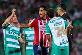¿Para Chivas no vale? Aficionados de Guadalajara comparan jugadas polémicas ante León y Santos