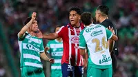 ¿Para Chivas no vale? Aficionados de Guadalajara comparan jugadas polémicas ante León y Santos