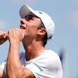 La estrella universitaria Oliver Tarvet gana en su debut como profesional en Wimbledon y ahora espera a Carlos Alcaraz